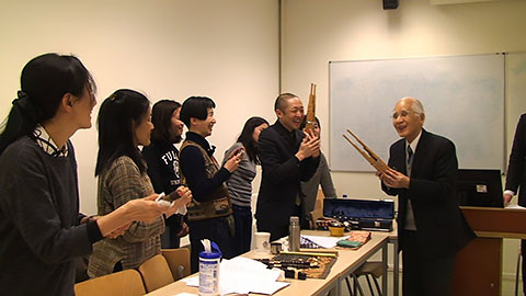 ライデン大学での楽器体験。小和田恆先生、千歳トリオの皆さんと。