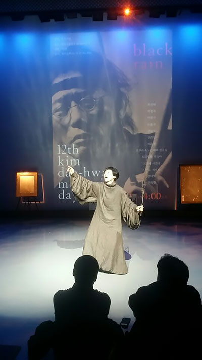 加賀谷早苗（友惠しづねと白桃房）の舞踏上演「桜（作曲・ギター演奏：友惠しづね）」